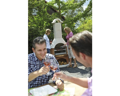 Szene mit Grillparty im Garten mit Steingrill und feiernden Personen