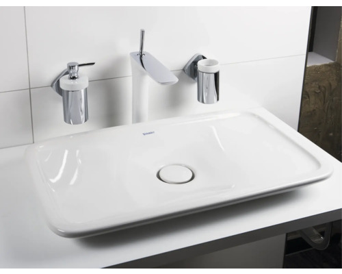 Lavabo avec robinet, distributeur de savon et porte-gobelet dans la salle de bain