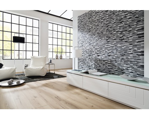 Heller Wohnraum mit Parkettboden, Mosaikwand und großen Fenstern