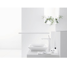 Lavabo de salle de bain avec robinetterie et accessoires sur fond clair