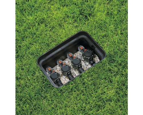 Vannes d''irrigation dans un boîtier dans la pelouse