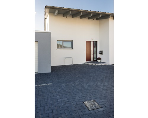 Aussenansicht eines modernen Einfamilienhauses mit gepflasterter Auffahrt