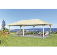 Holzpavillon mit Gartenmöbeln und Liegestühlen im Aussenbereich
