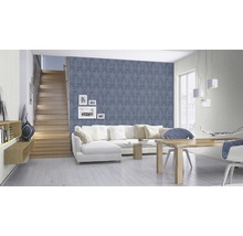 Wohnzimmer mit blauer gemusterter Tapete, Treppe und Esstisch