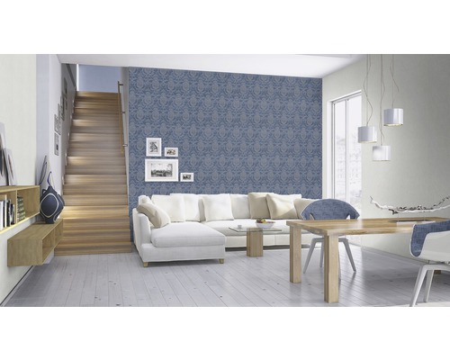 Wohnzimmer mit blauer gemusterter Tapete, Treppe und Esstisch