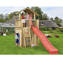 Spielturm mit Rutsche und Kindern im Garten