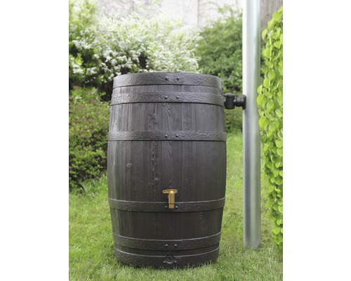 Regentonne im Fassdesign mit Wasserhahn im Garten