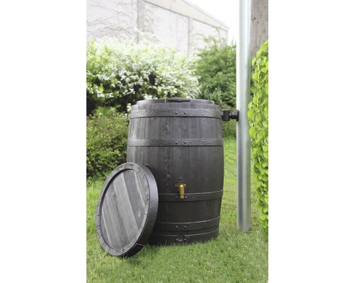 Regentonne mit Deckel und Wasserhahn im Garten