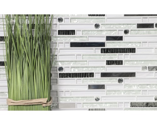 Dekorative Wandfliese mit Glasmosaik und Kunstgras