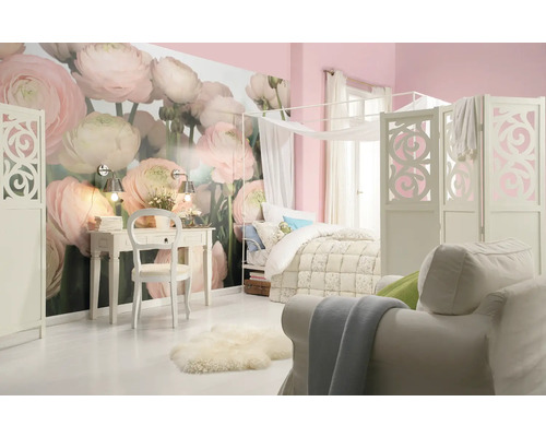 Chambre lumineuse avec bureau, lit et paravent