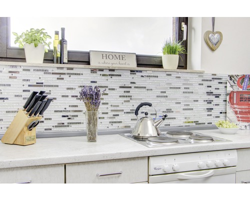 Küchenszene mit Mosaikfliesen, Kochfeld, Wasserkocher und Küchenutensilien