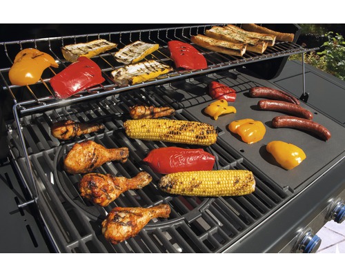 Grill avec pilons de poulet, épis de maïs, poivrons, courgettes, baguette et saucisses