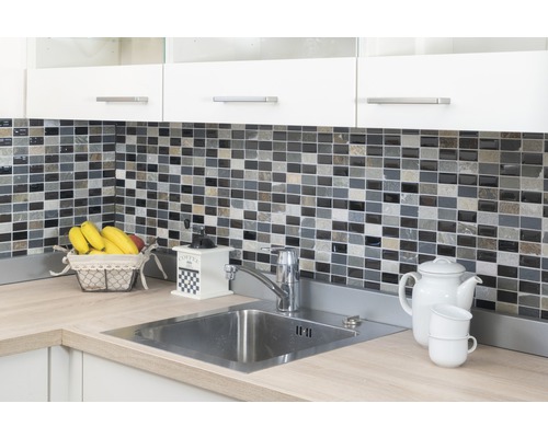 Küchenspüle mit Armatur, Mosaikfliesen-Wand, Kaffeemühle und Geschirr auf einer Arbeitsplatte.