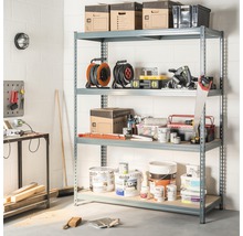 Werkraum mit Regal, Werkzeugen und Aufbewahrungsboxen