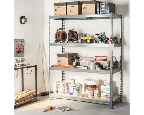 Werkraum mit Regal, Werkzeugen und Aufbewahrungsboxen