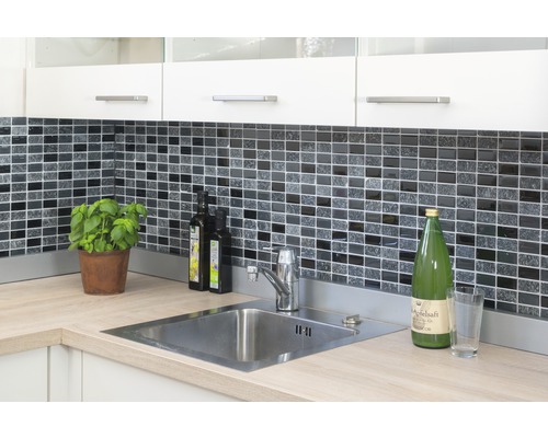 Küchenspüle mit Armatur und Mosaikfliesen-Wand