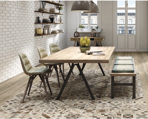 Salle à manger avec table, chaises, banc, tapis à motifs et étagères sur un mur en briques