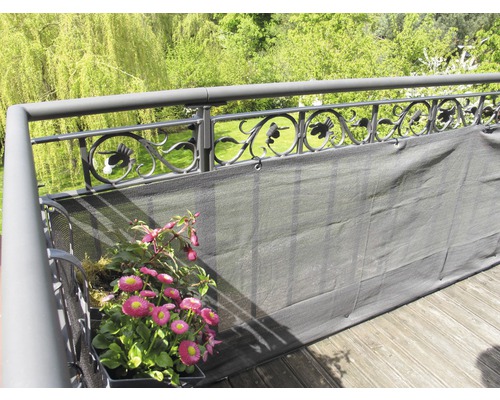 Balkon mit Sichtschutznetz und Blumenkasten