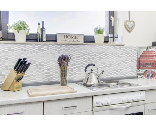 Scène de cuisine avec cuisinière, évier, couteaux, planche à découper et décorations