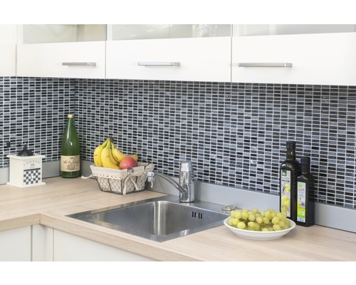 Küchenszene mit Spüle, Armatur, Mosaikfliesen und Küchenutensilien