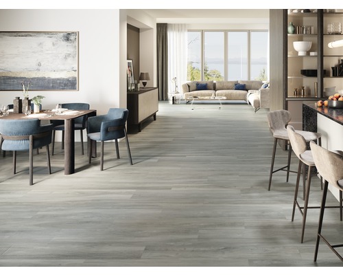 Espace de vie ouvert avec coin repas, cuisine et salon avec parquet