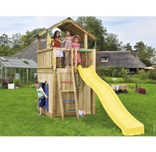 Tour de jeux en bois avec toboggan et échelle dans le jardin