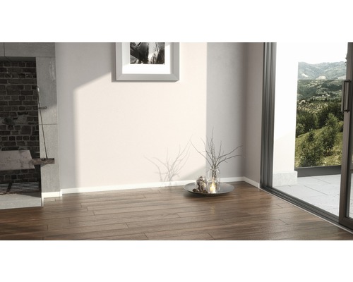 Intérieur avec parquet, cheminée, décoration et vue sur la verdure