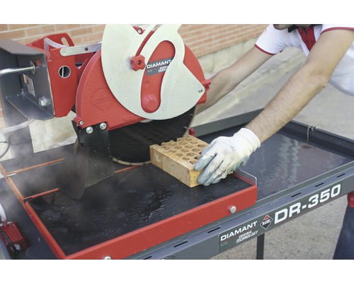 Coupe-carreaux coupant une brique