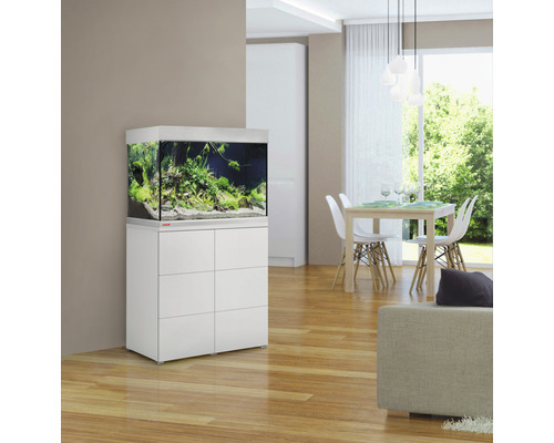 Eingerichtetes Aquarium mit Unterschrank im Wohnzimmer