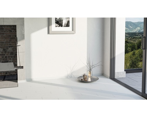 Pièce lumineuse avec carrelage, cheminée en maçonnerie et vue sur la verdure