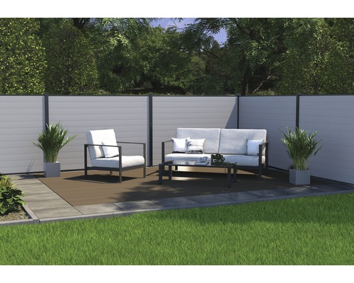 Scène de jardin avec clôture d''intimité, coin salon et plantes