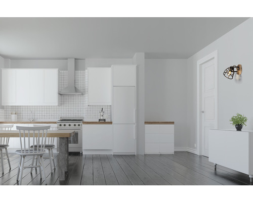 Cuisine lumineuse avec placards blancs, table en bois et applique murale avec design en cage