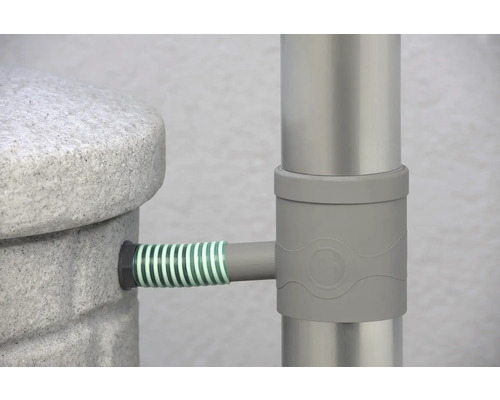 Detailaufnahme einer Regenwassertonne mit Verbindung zu einem Fallrohr