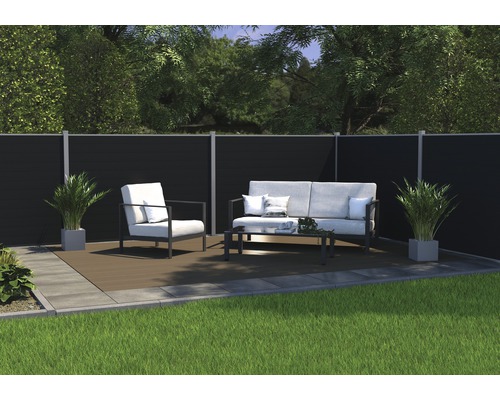 Scène de jardin avec pare-vue, coin salon et plantes