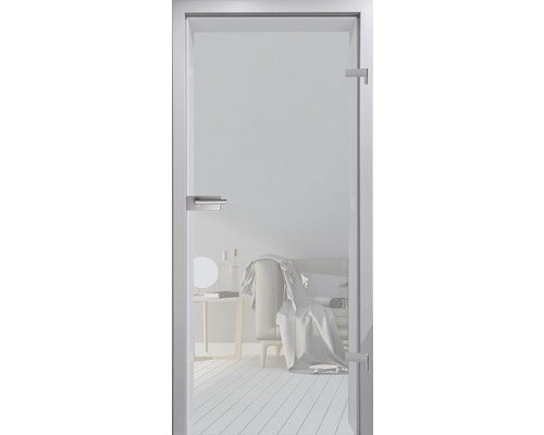 Porte en verre avec ferrures dans une pièce lumineuse