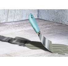Spatule avec manche en bois pour remplir un joint
