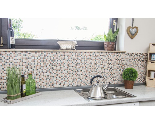 Küchenszene mit Mosaikfliesenwand, Kochfeld und Dekorationen