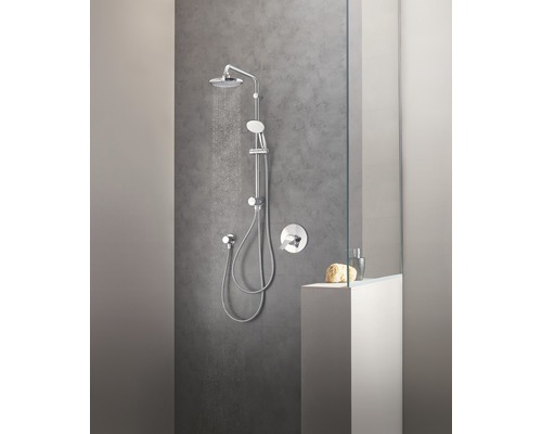 Système de douche avec douche de tête, douchette à main et robinet thermostatique sur un mur gris