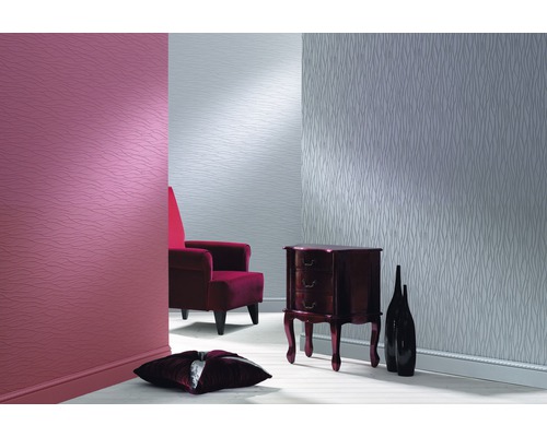 Vue d''une pièce avec papier peint à motifs, fauteuil et commode