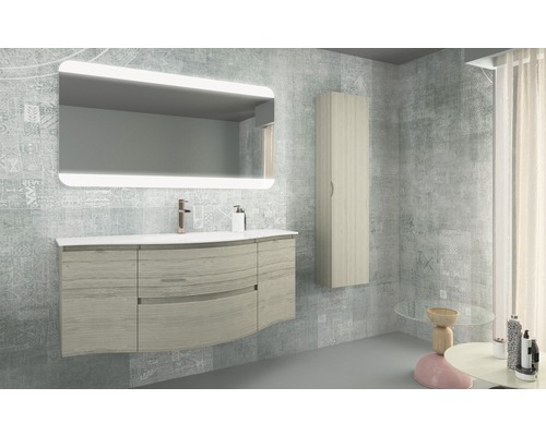 Badezimmer mit Waschtischunterschrank, Spiegel, Spiegelschrank und Armatur