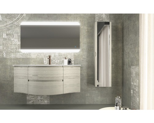 Salle de bains moderne avec meuble sous-lavabo, miroir lumineux et armoire haute devant un mur à motifs