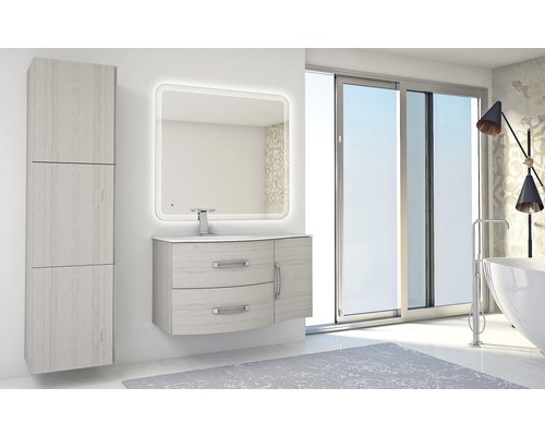 Badezimmer mit Waschtisch, Spiegelschrank, Hochschrank und Badewanne