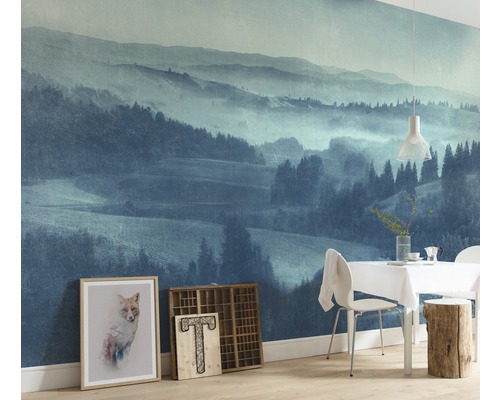 Pièce à vivre avec papier peint photo d''un paysage de montagne, table à manger et décoration