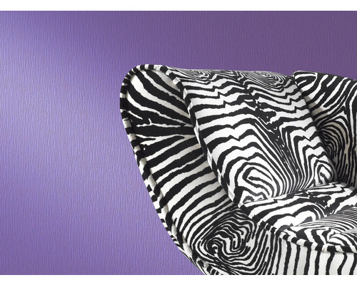 Fauteuil à motif zébré devant un mur violet