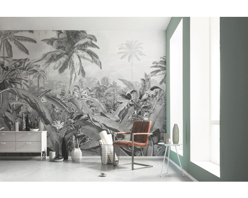 Wohnraum mit Fototapete mit Dschungelmotiv, Kommode, Stuhl und Dekoration