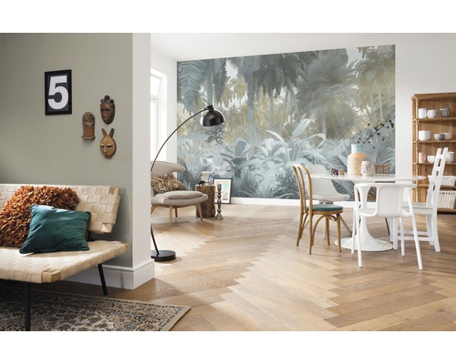 Salon avec papier peint jungle, banc, chaises et plancher en bois