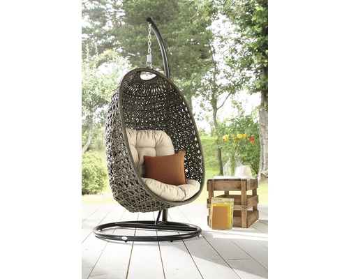 Hängesessel mit Gestell, Kissen und Dekoration auf einer Terrasse