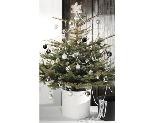 Sapin de Noël décoré en pot avec boules et guirlandes