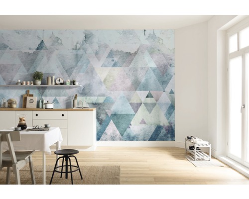 Pièce lumineuse avec table de cuisine et papier peint géométrique à triangles