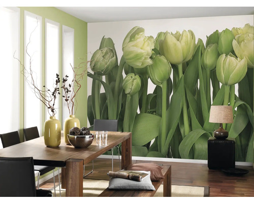 Salle à manger avec table en bois et papier peint photo tulipes